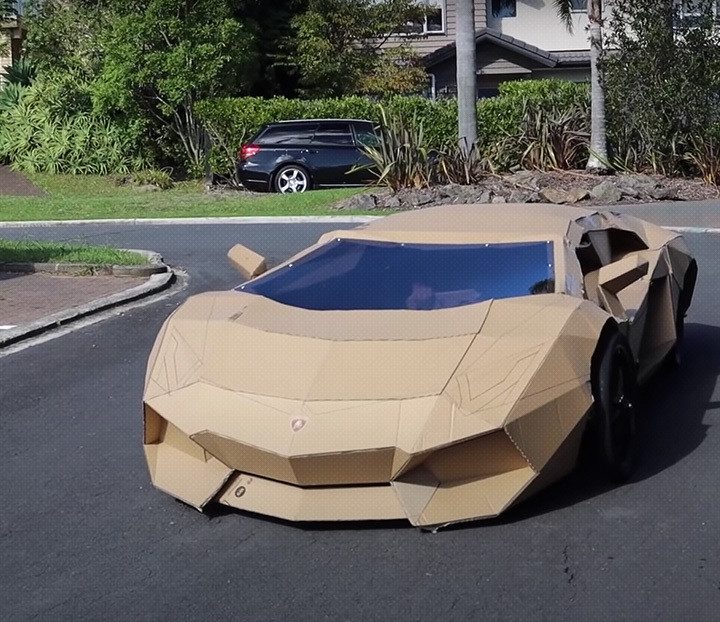 Lamborghini de cartón
