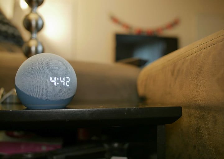 Amazon Echo Dot sobre una mesa en una sala para aprender a cómo conectar Alexa