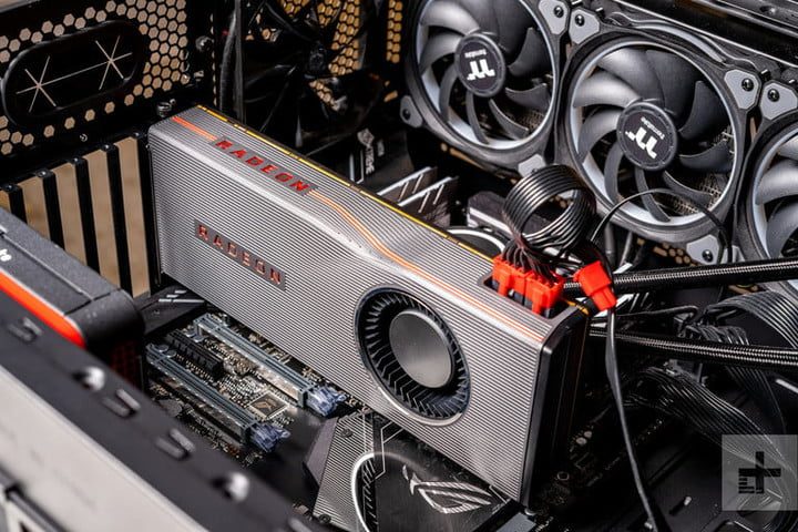 Tarjeta gráfica AMD en el interior de una computadora para comparar a la AMD Radeon RX 5700 XT vs. Nvidia RTX 2070 Super