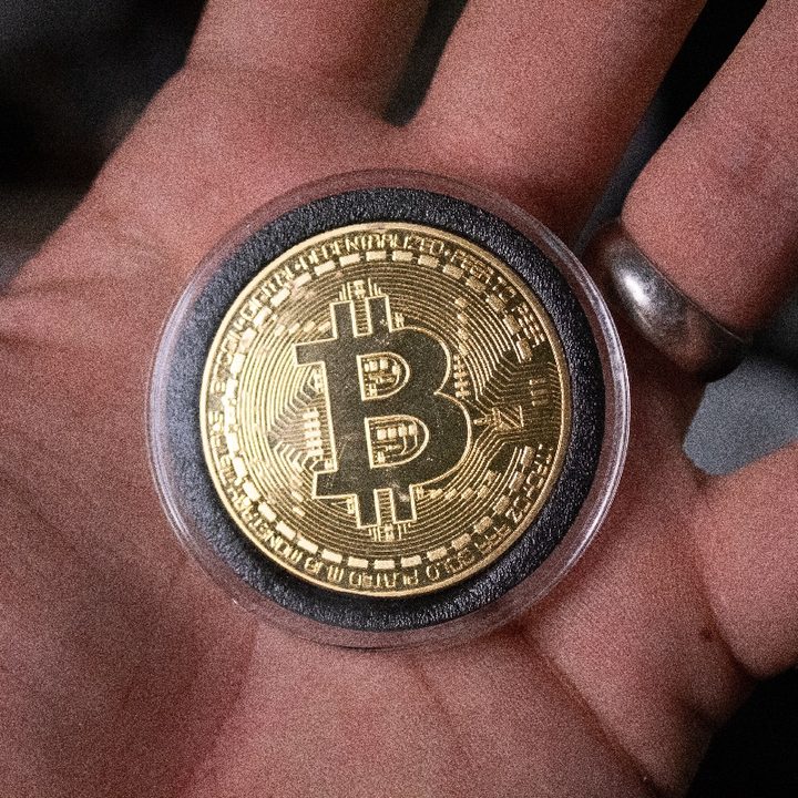 Un sello que representa el bitcoin