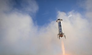 La nave New Shepard de Blue Origin regresar a la Tierra tras desacoplarse de la cápsula.