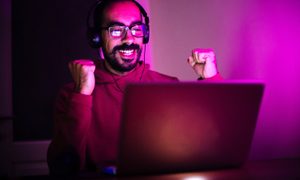 Un hombre jugando en su laptop gamer nueva.