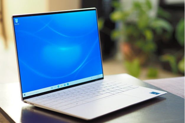 Dell XPS 13 (2020) sobre superficie en primer plano, una de las mejores laptops de 13 pulgadas
