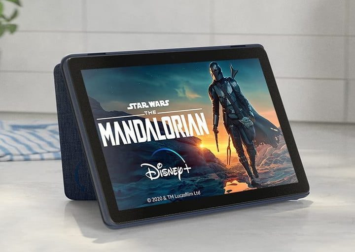 Tableta en modo tienda con imagen de The Mandalorian para comparar Amazon Fire HD 10 vs. HD 10 Plus