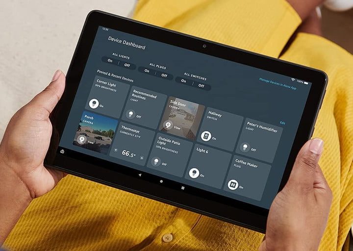 Una persona con una tableta en sus manos para comparar la Amazon Fire HD 10 vs. HD 10 Plus