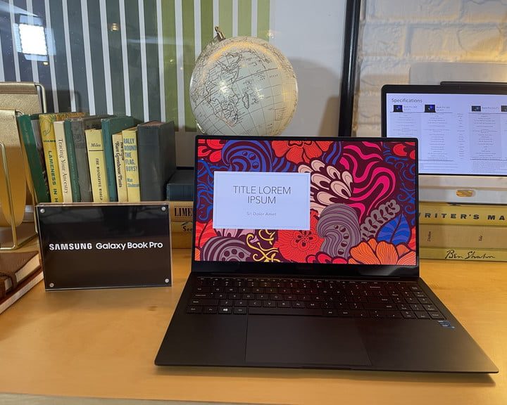 Galaxy Book Pro sobre una mesa de madera
