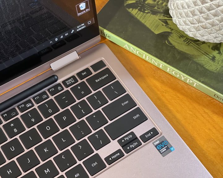 Vista parcial del teclado y pantalla de una Galaxy Book Pro