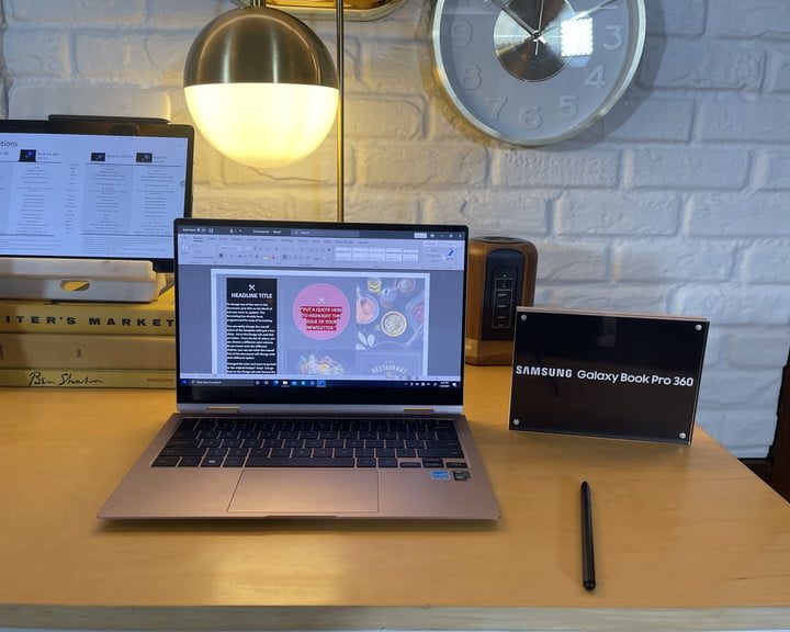 Galaxy Book Pro sobre una mesa de madera junto a un S Pen