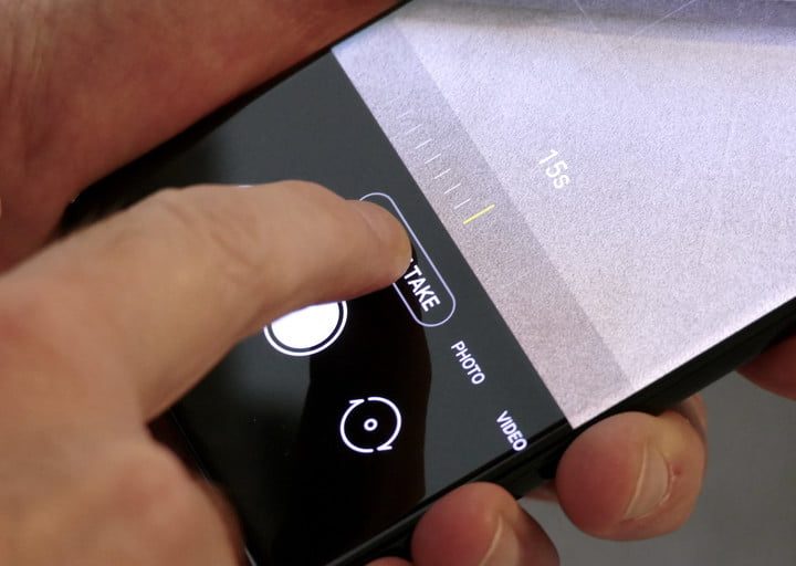 Una persona en la configuración de fotos de un celular para comparar el Galaxy A52 5G vs. Pixel 4a 5G