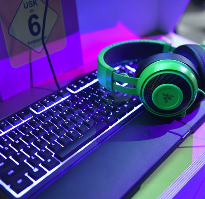 Un teclado y unos auriculares usados para jugar videojuegos en PC