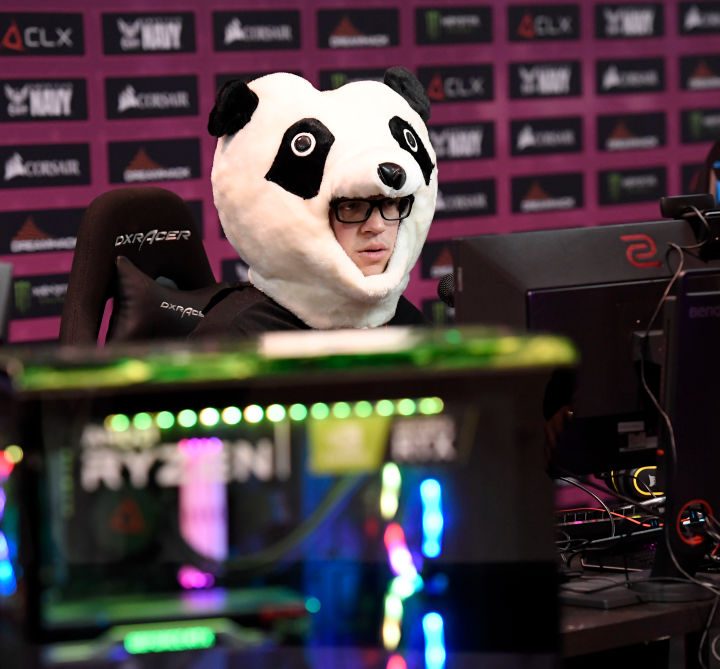 Una persona juega en PC durante el DreamHack 2020 en Anaheim