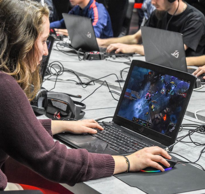 Una mujer juega un videojuego en una laptop