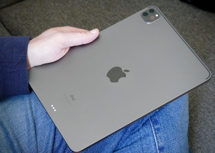 Una iPad sobre la pierna de una persona para comparar Apple iPad Pro (2018) vs. iPad Pro (2020)