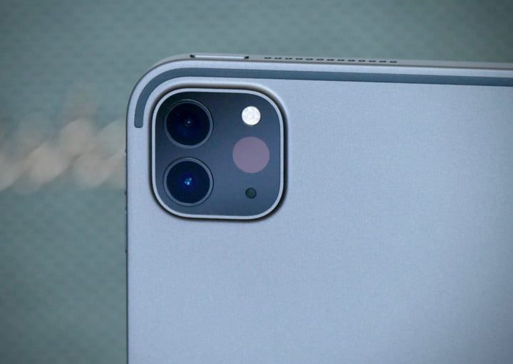 iPad mostrando sus cámaras para comparar la Apple iPad Pro (2018) vs. iPad Pro (2020)