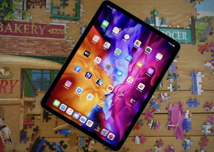 iPad sobre un rompecabezas para comparar a la Apple iPad Pro (2018) vs. iPad Pro (2020)