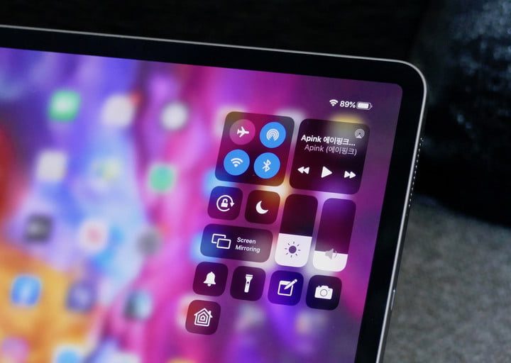 Vista parcial de una iPad Pro 11 pulgadas (2021) mostrando en pantalla el Centro de Control