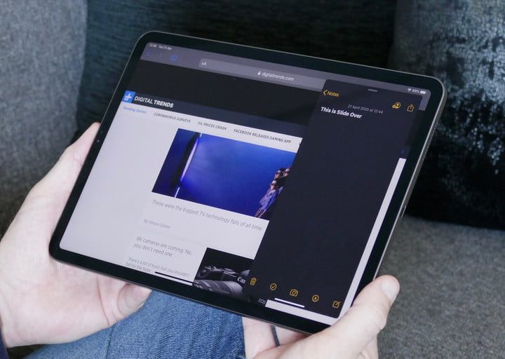 Una persona con una iPad en sus manos Apple iPad Pro (2018) vs. iPad Pro (2020)