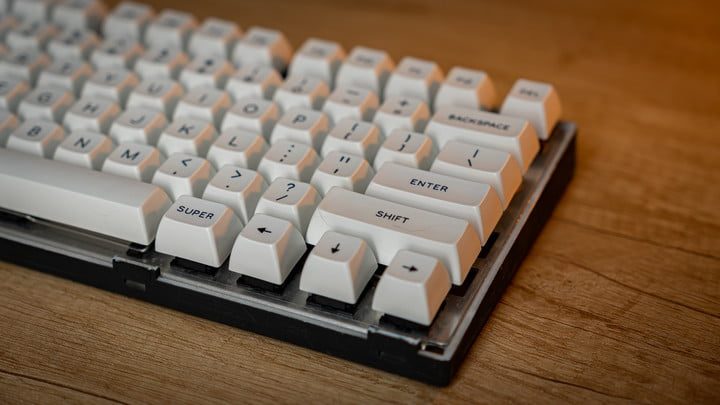 Teclado sobre superficie de madera para aprender funciones de Microsoft Teams