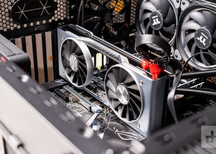 Tarjeta gráfica instalada en el interior de una computadora para comparar a la AMD Radeon RX 5700 XT vs. Nvidia RTX 2070 Super