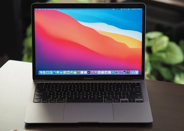 Apple MacBook Air M1 sobre una mesa, una de las mejores laptops de 13 pulgadas para estudiantes