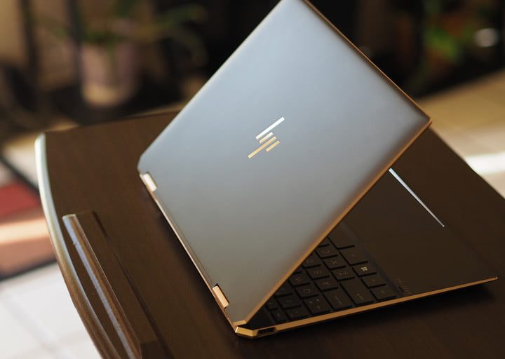 HP Spectre x360 vista desde atrás sobre un escritorio, una de las mejores laptops de 13 pulgadas