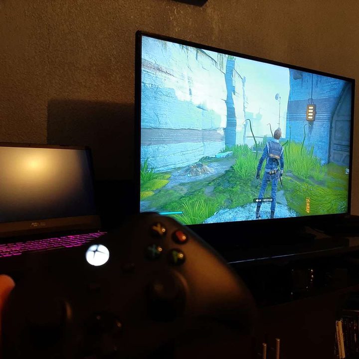 Una laptop conectada a una televisión vía HDMI