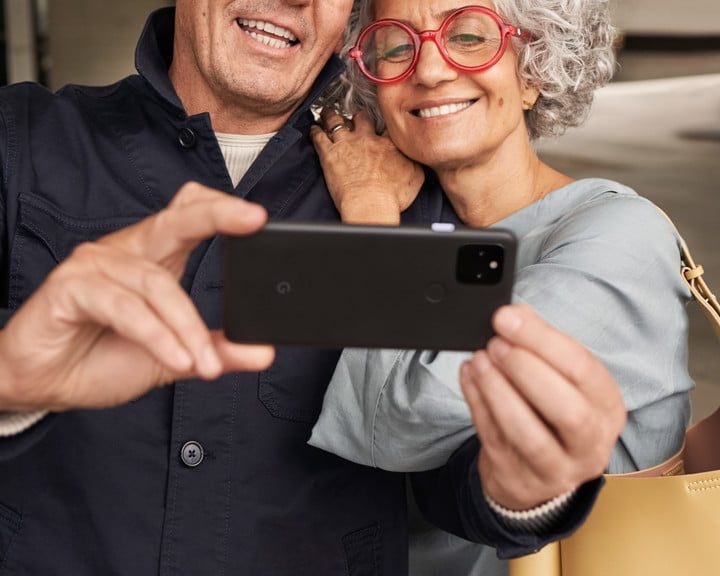 Una pareja tomándose una selfie para comparar las cámaras del Galaxy A52 5G vs. Pixel 4a 5G