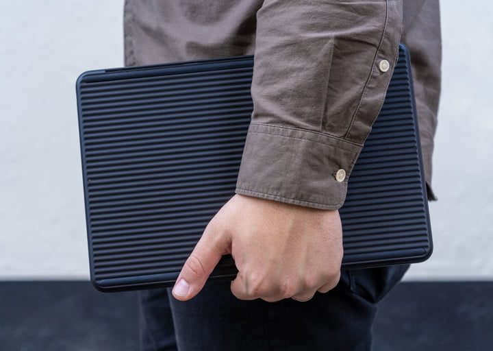 Google Pixelbook Go bajo el brazo de un hombre de pie, una de las mejores laptops de 13 pulgadas