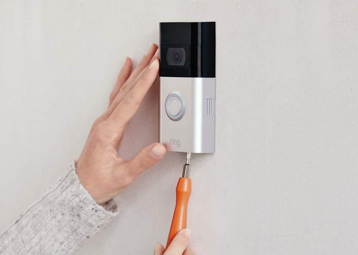 Una persona instalado un timbre para comparar al Ring Video Doorbell 3 vs. Ring Video Doorbell Pro
