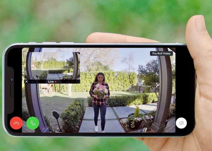 Celular en la mano de una persona usando una aplicación de Ring Video Door