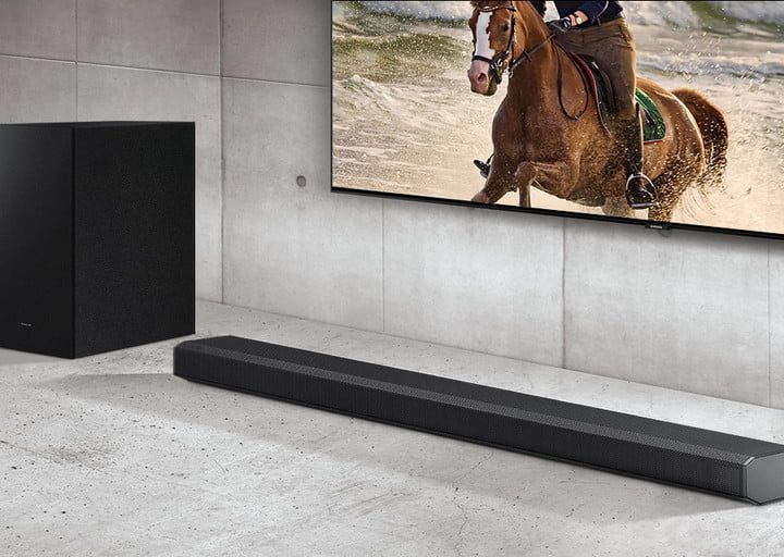 Pantalla empotrada en la pared y un altavoz para aprender a cómo conectar Alexa