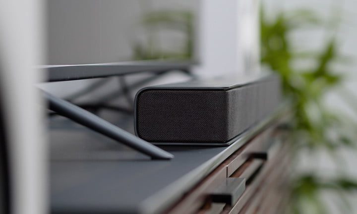 Vista en primer plano de una bocina para aprender cómo conectar Alexa