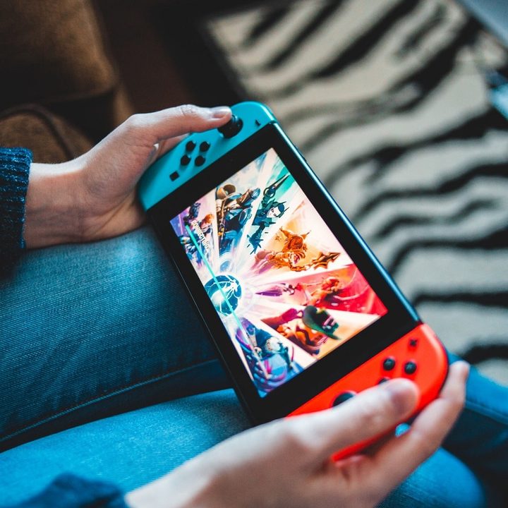 Una persona jugando con su consola móvil para utilizar el navegador oculto de la Nintendo Switch