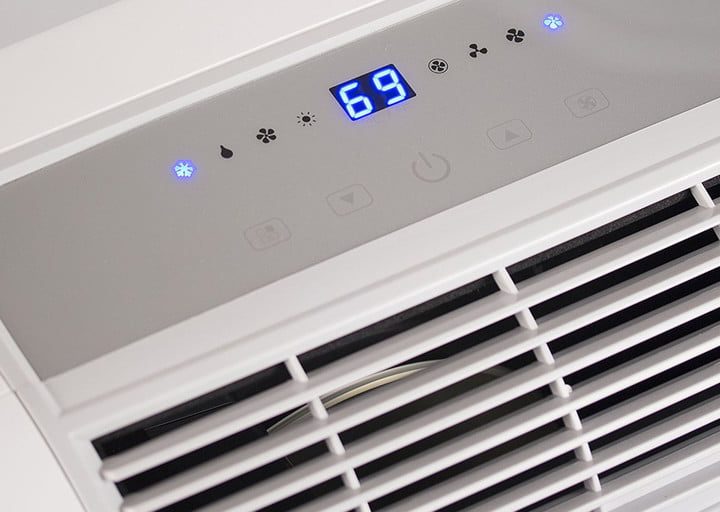 Probando aire acondicionado portátil recién instalado