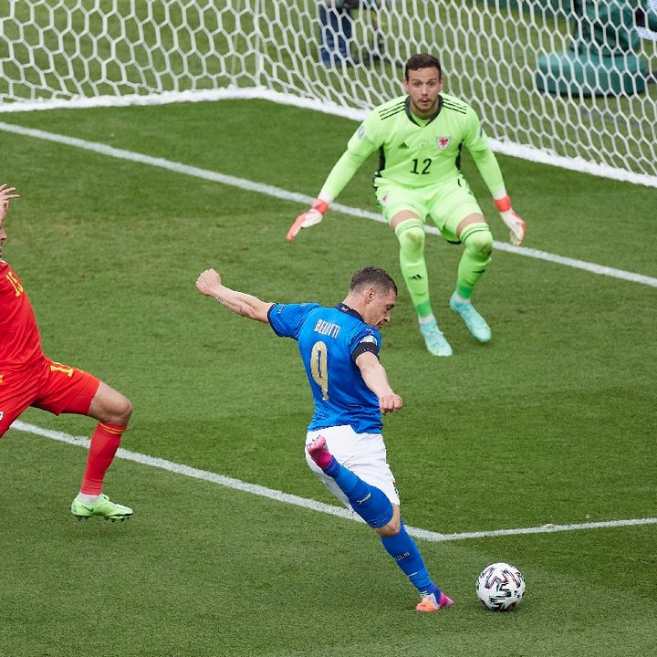 El italiano Andrea Belotti remata a la portería de Gales en la Eurocopa 2020