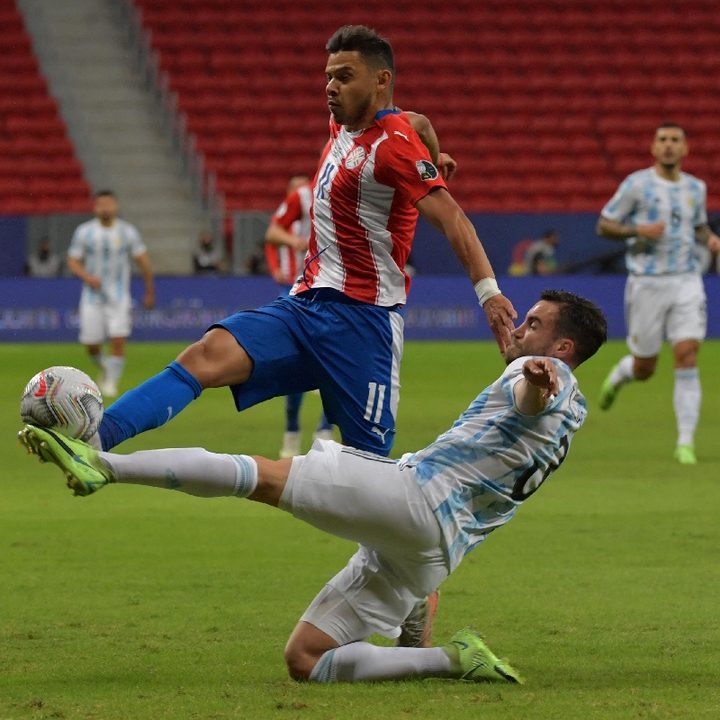 El seleccionado de Paraguay Angel Romero disputa el balón durante la Copa América 2021.