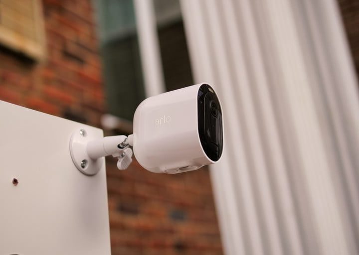 Arlo Pro 4 Spotlight Camera montada sobre una pared de madera, una de las mejores cámaras de seguridad para el hogar