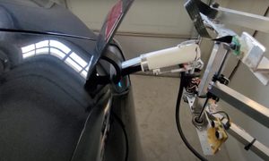 Robot casero para cargar un Tesla