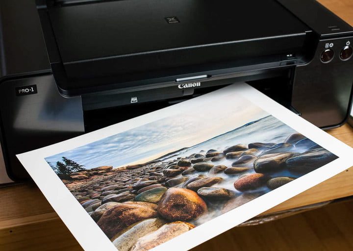 Fotografía tamaño carta saliendo de una impresora