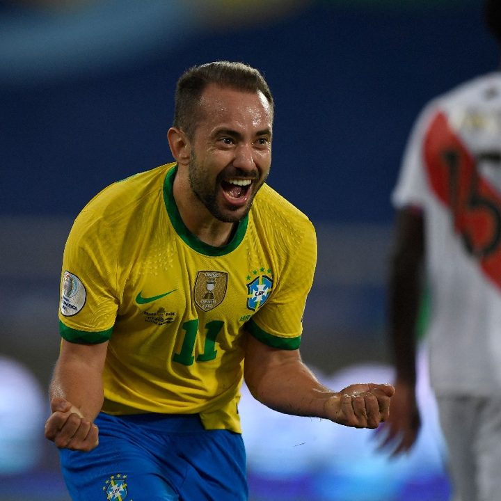 Everton Ribeiro de Brasil celebra un gol en la Copa América 2021