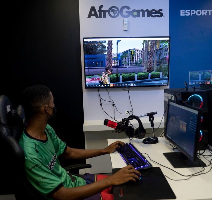 Una persona transmite en vivo su partida de videojuegos