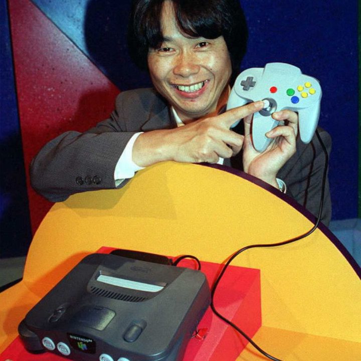 El diseñador de Nintendo Shigeru Miyamoto presume la N64