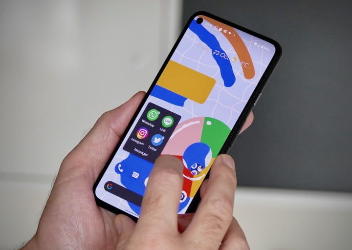 Celular en las manos de una persona para comparar el ZTE Axon 30 Ultra vs. Google Pixel 5