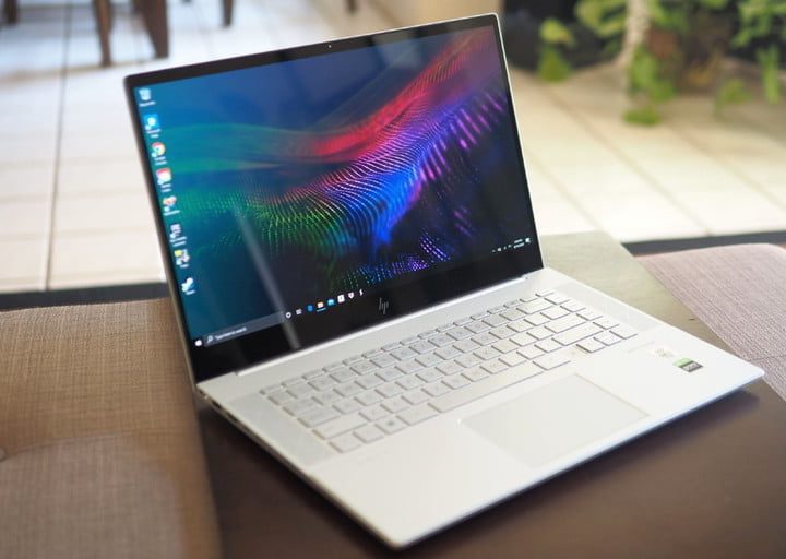 HP Envy 15 sobre una superficie de madera, una de las mejores alternativas a MacBook