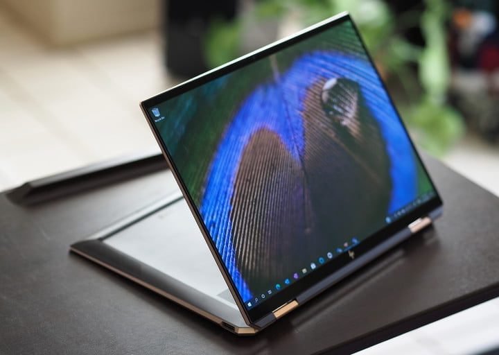 HP Spectre x360 14, una de las mejores laptops para edición de fotos en modo stand sobre una mesa