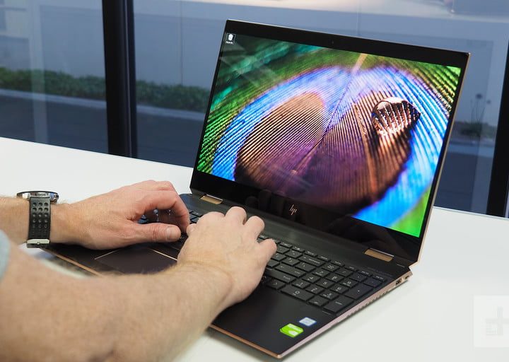 Las manos de un hombre escribiendo en una HP Spectre x360 14, una de las mejores alternativas a MacBook