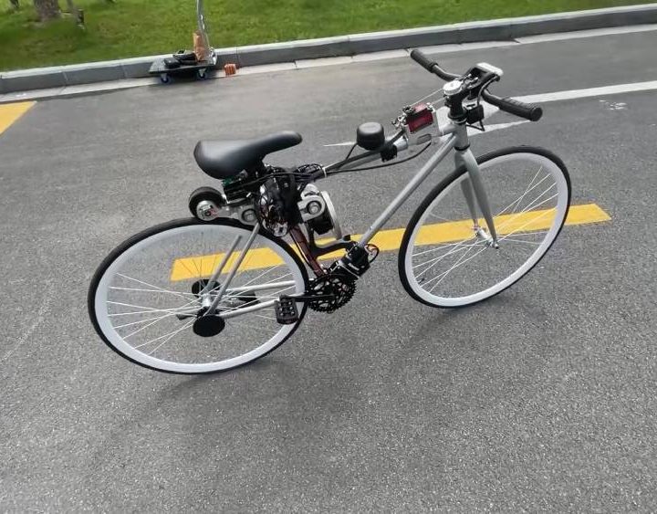 Bicicleta autónoma de autoequilibrio