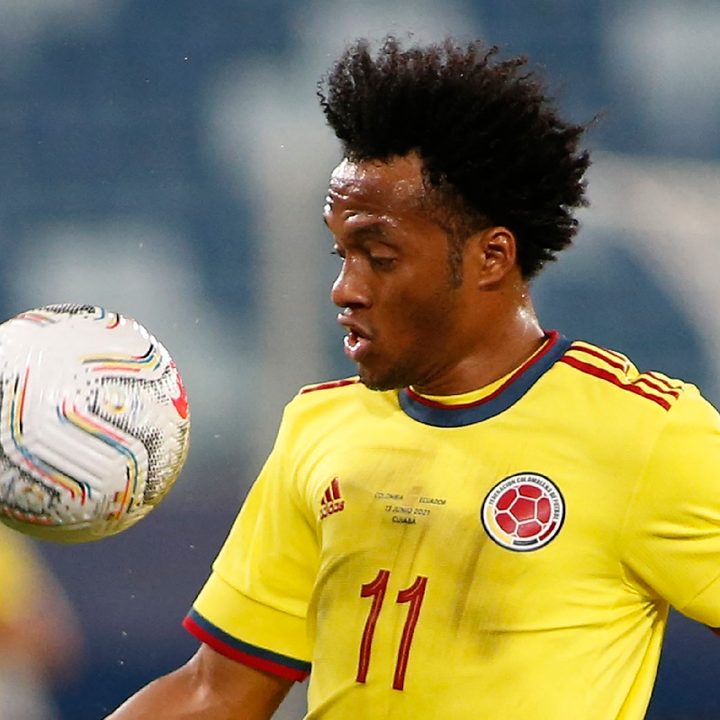 El colombiano Juan Guillermo Cuadrado domina el balón en la Copa América 2021