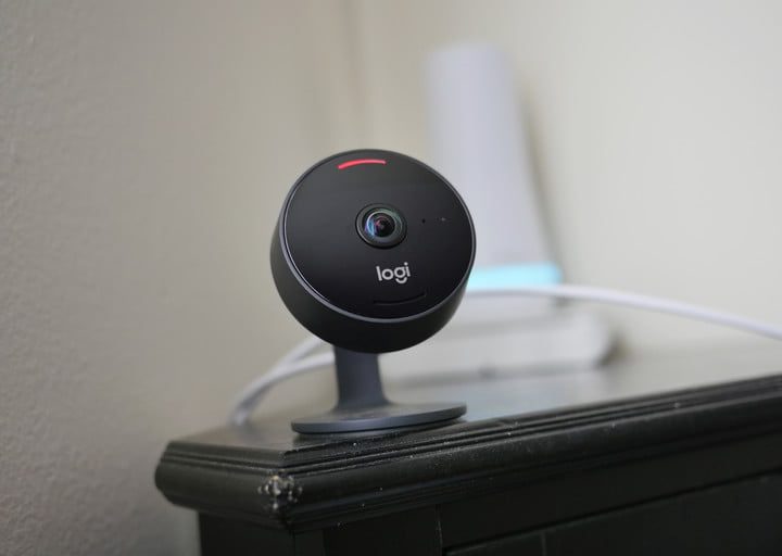 Logitech Circle View sobre una base de madera, una de las mejores cámaras de seguridad para el hogar