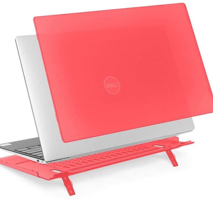 mCover Hard Shell Case en color rosa sobrepuesta a una laptop